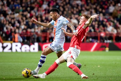 011125 - Charlton Athletic v Swansea City - Sky Bet Championship - Ronald Pereira Martin of Swansea City and Sonny Carey of Charlton Athletic in action