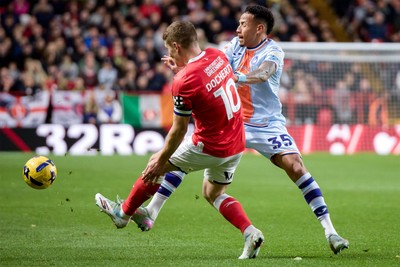 011125 - Charlton Athletic v Swansea City - Sky Bet Championship - Ronald Pereira Martin of Swansea City and Greg Docherty of Charlton Athletic in action