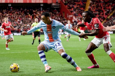 011125 - Charlton Athletic v Swansea City - Sky Bet Championship - Adam Idah of Swansea City and Tyreece Campbell of Charlton Athletic in action