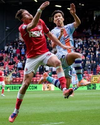 011125 - Charlton Athletic v Swansea City - Sky Bet Championship - Reece Burke of Charlton Athletic and Jisung Eom of Swansea City in action