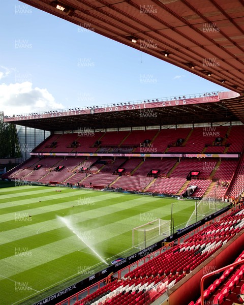 011125 - Charlton Athletic v Swansea City - Sky Bet Championship - A general view of The Valley