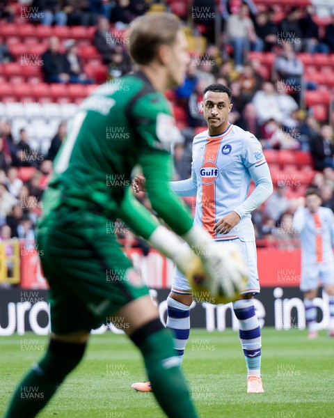 011125 - Charlton Athletic v Swansea City - Sky Bet Championship - Adam Idah of Swansea City