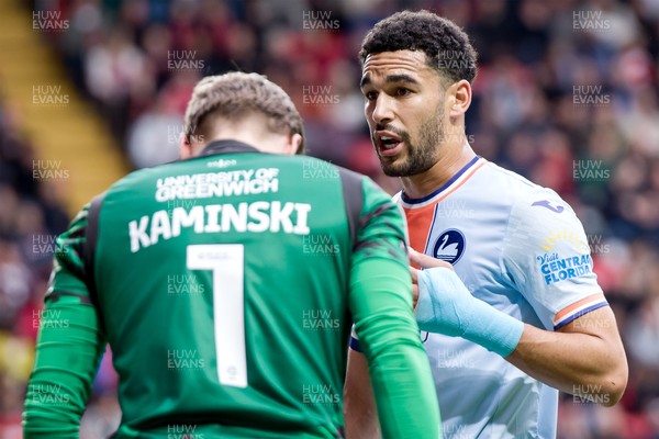 011125 - Charlton Athletic v Swansea City - Sky Bet Championship - Ben Cabango of Swansea City and Thomas Kaminski of Charlton Athletic