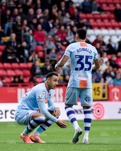 011125 - Charlton Athletic v Swansea City - Sky Bet Championship - Adam Idah of Swansea City and Ronald Pereira Martin of Swansea City