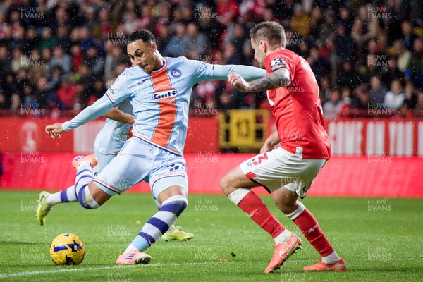 011125 - Charlton Athletic v Swansea City - Sky Bet Championship - Adam Idah of Swansea City scores a goal