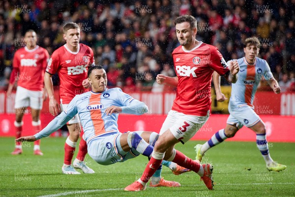 011125 - Charlton Athletic v Swansea City - Sky Bet Championship - Adam Idah of Swansea City scores a goal