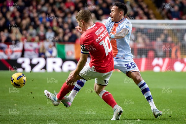 011125 - Charlton Athletic v Swansea City - Sky Bet Championship - Ronald Pereira Martin of Swansea City and Greg Docherty of Charlton Athletic in action