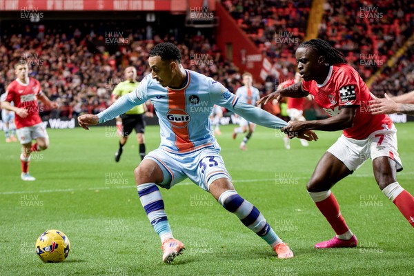 011125 - Charlton Athletic v Swansea City - Sky Bet Championship - Adam Idah of Swansea City and Tyreece Campbell of Charlton Athletic in action