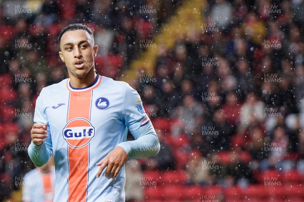 011125 - Charlton Athletic v Swansea City - Sky Bet Championship - Adam Idah of Swansea City