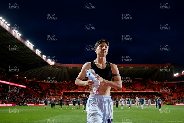 011125 - Charlton Athletic v Swansea City - Sky Bet Championship - Jisung Eom of Swansea City