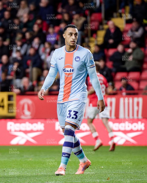 011125 - Charlton Athletic v Swansea City - Sky Bet Championship - Adam Idah of Swansea City