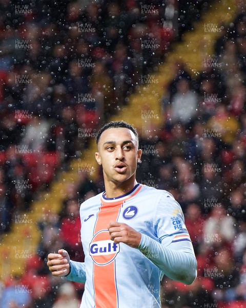 011125 - Charlton Athletic v Swansea City - Sky Bet Championship - Adam Idah of Swansea City