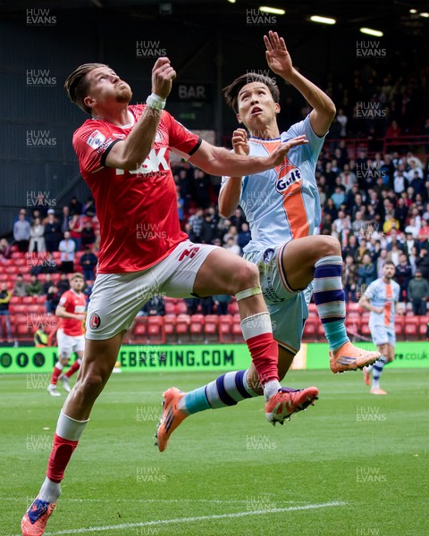 011125 - Charlton Athletic v Swansea City - Sky Bet Championship - Reece Burke of Charlton Athletic and Jisung Eom of Swansea City in action