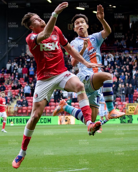 011125 - Charlton Athletic v Swansea City - Sky Bet Championship - Reece Burke of Charlton Athletic and Jisung Eom of Swansea City in action