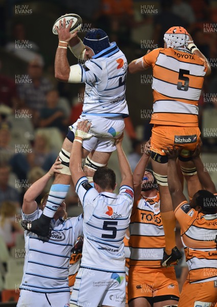 271018 - Toyota Cheetahs v Cardiff Blues - Guinness PRO14 -  George Earle of Cardiff Blues takes the ball at the lineout