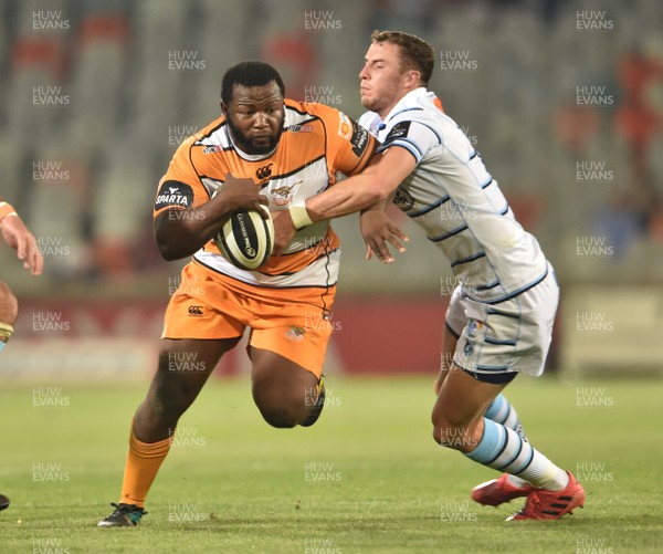 271018 - Toyota Cheetahs v Cardiff Blues - Guinness PRO14 -  Ox Nche of the Toyota Cheetahs is tackled by Steve Shingler of Cardiff Blues