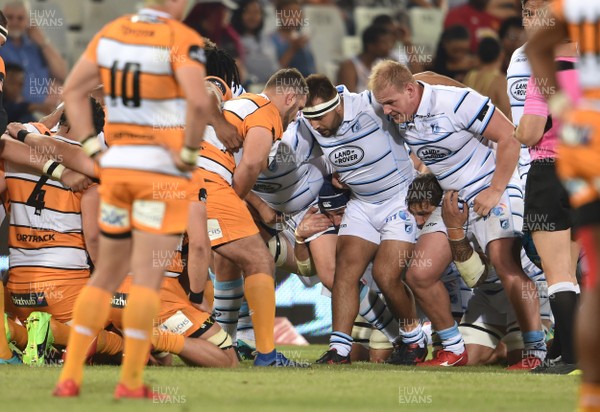 271018 - Toyota Cheetahs v Cardiff Blues - Guinness PRO14 -  Brad Thyer and Ethan Lewis of Cardiff Blues prepare for a scrum