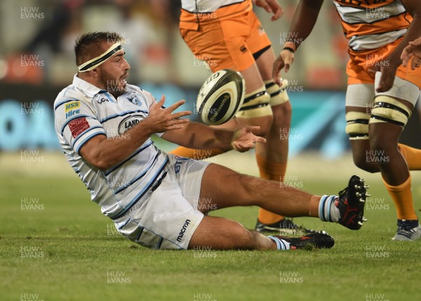271018 - Toyota Cheetahs v Cardiff Blues - Guinness PRO14 -  Liam Belcher of Cardiff Blues attempts to offload the ball