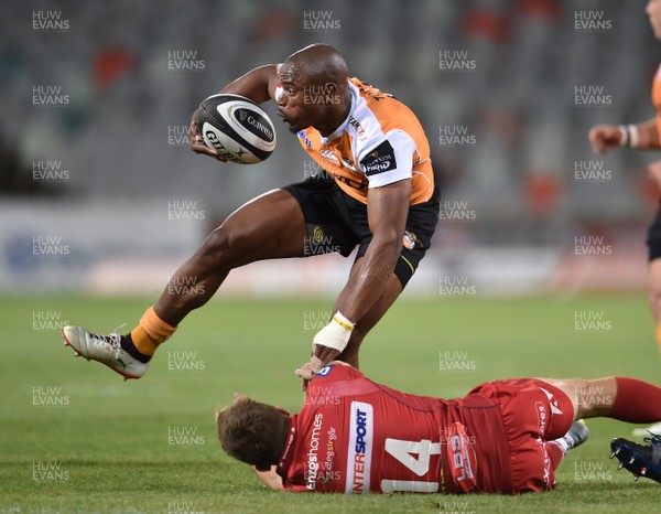 021217 - Toyota Cheetahs v Scarlets - Guinness PRO14 -  Makazola Mapimpi of the Toyota Cheetahs and Tom Prydie of the Scarlets