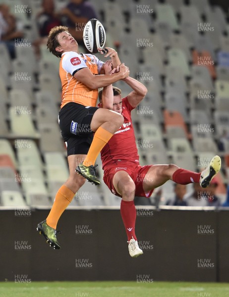 021217 - Toyota Cheetahs v Scarlets - Guinness PRO14 -  Steff Hughes (R) of the Scarlets and William Small-Smith of the Toyota Cheetahs