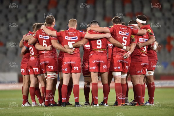 021217 - Toyota Cheetahs v Scarlets - Guinness PRO14 -  Scarlets huddle