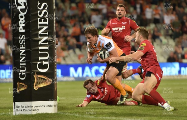 021217 - Toyota Cheetahs v Scarlets - Guinness PRO14 -  William Small-Smith of the Toyota Cheetahs scoring his try