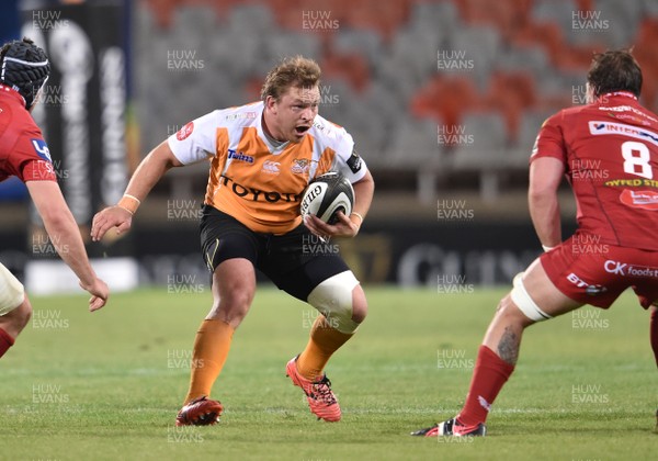 021217 - Toyota Cheetahs v Scarlets - Guinness PRO14 -  Torsten van Jaarsveld (C) of the Toyota Cheetahs