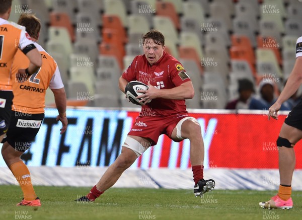 021217 - Toyota Cheetahs v Scarlets - Guinness PRO14 -  Steff Hughes (C) of the Scarlets