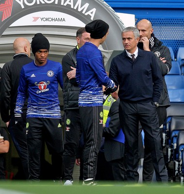 231016 - Chelsea vs Manchester United - Premier League -Jose Mourinho is greeted back to Chelsea by Oscar