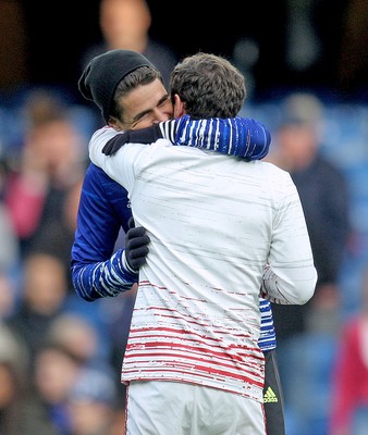 231016 - Chelsea vs Manchester United - Premier League -Oscar of Chelsea and Juan Mata embrace