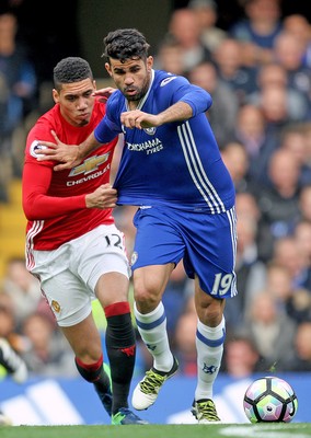 231016 - Chelsea vs Manchester United - Premier League -Diego Costa of Chelsea battles with Chris Smalling of Manchester United