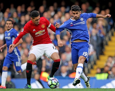 231016 - Chelsea vs Manchester United - Premier League -Diego Costa of Chelsea battles with Chris Smalling of Manchester United