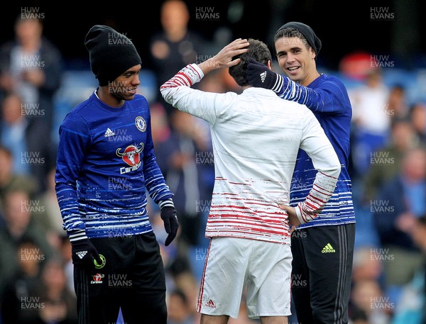 231016 - Chelsea vs Manchester United - Premier League -Oscar and Willian of Chelsea welcome back Juan Mata