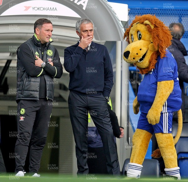 231016 - Chelsea vs Manchester United - Premier League -The chelsea mascot recognises an old face