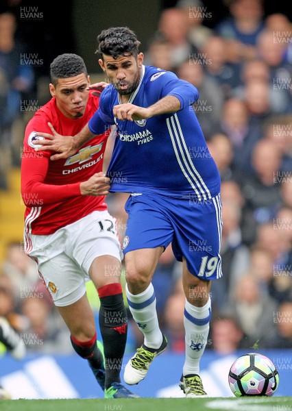 231016 - Chelsea vs Manchester United - Premier League -Diego Costa of Chelsea battles with Chris Smalling of Manchester United