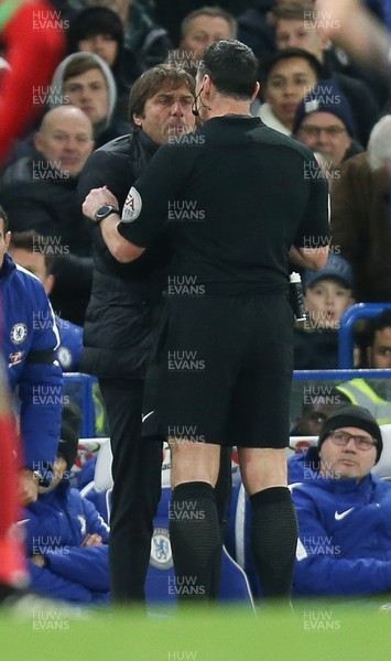 291117 - Chelsea v Swansea City, Premier League - Chelsea manager Antonio Conte argues with referee Neil Swarbrick