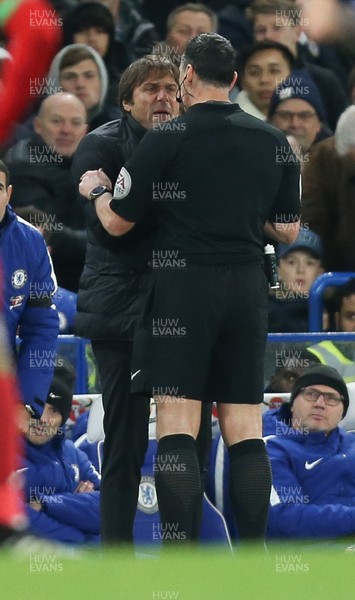291117 - Chelsea v Swansea City, Premier League - Chelsea manager Antonio Conte argues with referee Neil Swarbrick
