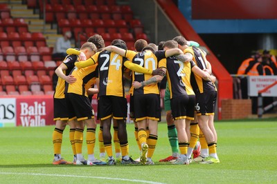 180426 - Cheltenham Town v Newport County - Sky Bet League 2 - Players of Newport County have a final team huddle before kick off