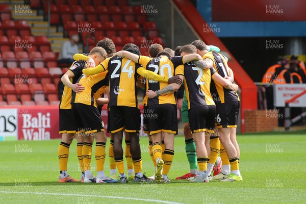 180426 - Cheltenham Town v Newport County - Sky Bet League 2 - Players of Newport County have a final team huddle before kick off
