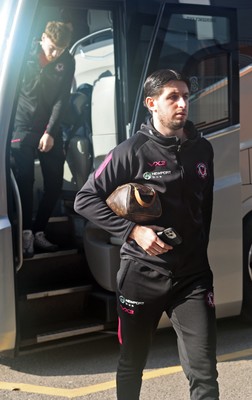 080325 - Chesterfield v Newport County - Sky Bet League 2 - Anthony Glennon of Newport exits the bus