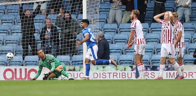 270925 - Chesterfield v Newport County - Sky Bet League 2 - Reaction from Sammy Braybrooke of Newport and team on goal from Chesterfield
