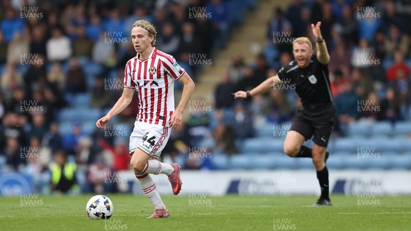 270925 - Chesterfield v Newport County - Sky Bet League 2 - Sammy Braybrooke of Newport chased by referee Stephen Parkinson