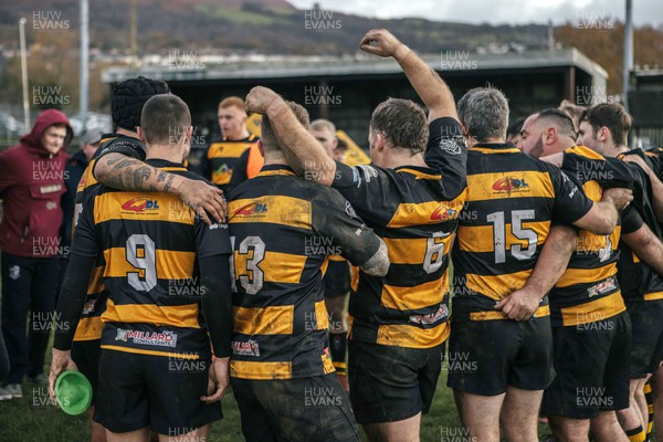 031222 - Cilfynydd v Cowbridge - Admiral National League 2 East Central - Cilfynydd team huddle