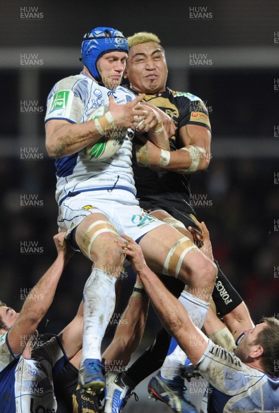 16.01.10 - Clermont Auvergne v Ospreys - Heineken Cup - Julien Bonnaire of Clermont Auvergne beats Jerry Collins of Ospreys to line-out ball. 