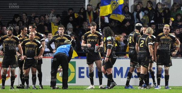 16.01.10 - Clermont Auvergne v Ospreys - Heineken Cup - Ospreys players look dejected. 