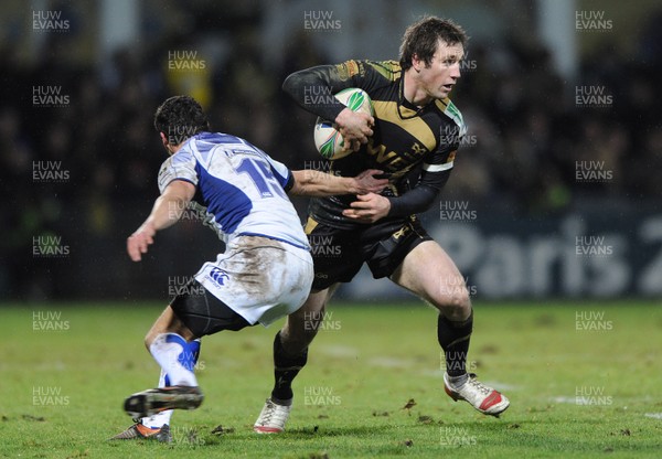 16.01.10 - Clermont Auvergne v Ospreys - Heineken Cup - Andrew Bishop of Ospreys takes on Anthony Floch of Clermont Auvergne. 