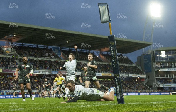 200118 - Clermont Auvergne v Ospreys - European Rugby Champions Cup - Ashley Beck of Ospreys scores try