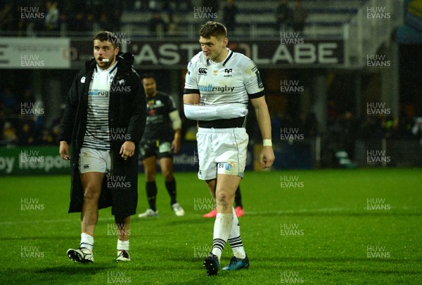 200118 - Clermont Auvergne v Ospreys - European Rugby Champions Cup - Dan Biggar of Ospreys leaves the field with an injury