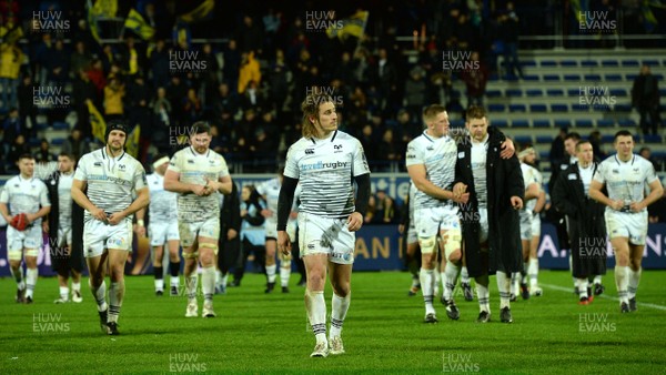 200118 - Clermont Auvergne v Ospreys - European Rugby Champions Cup - Jeff Hassler of Ospreys looks dejected at the end of the game