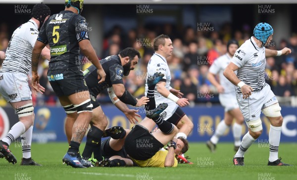 200118 - Clermont Auvergne v Ospreys - European Rugby Champions Cup - Referee JP Doyle collides with players